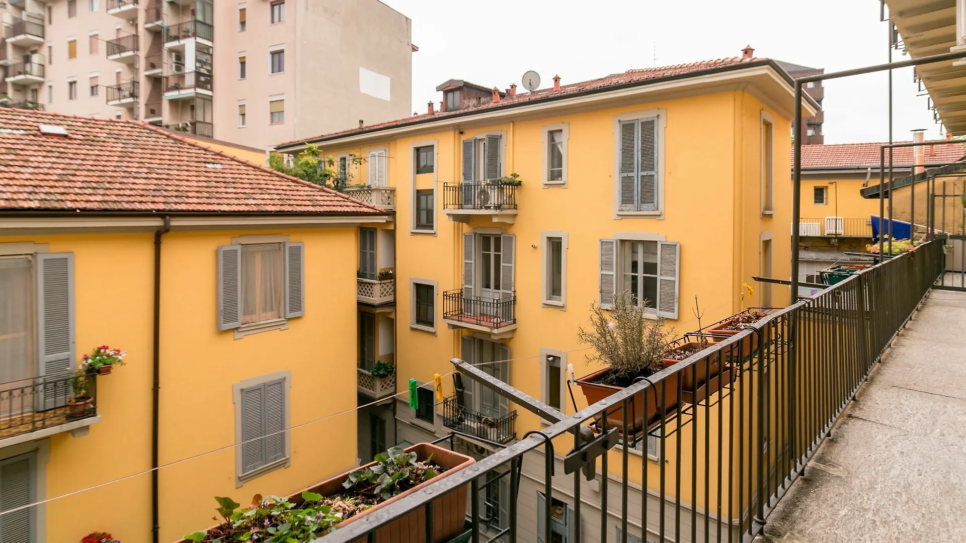 Pit Stop Navigli Milan 0*,  Italy